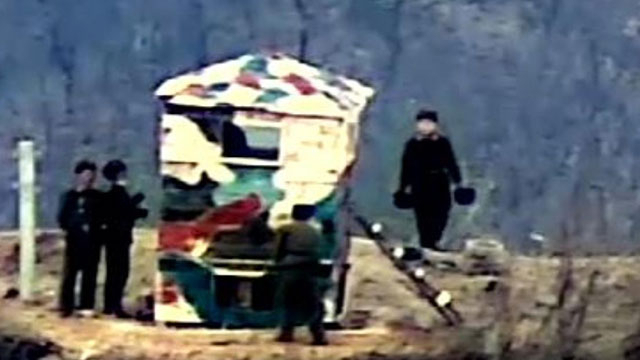 국방부는 지난해 11월 24일 북한이 동부전선 최전방 소초(GP)에서 감시소를 복원하는 정황을 지상 촬영 장비와 열상감시장비(TOD) 등으로 포착했다고 밝혔다. 사진은 북한군이 목재로 구조물을 만들고 얼룩무늬로 도색하는 모습. 연합뉴스