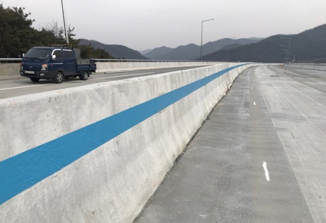 2017년 부산외곽순환고속도로 대포전교 중앙분리대에 시공된 저탄소 시멘트. /사진=한국도로공사