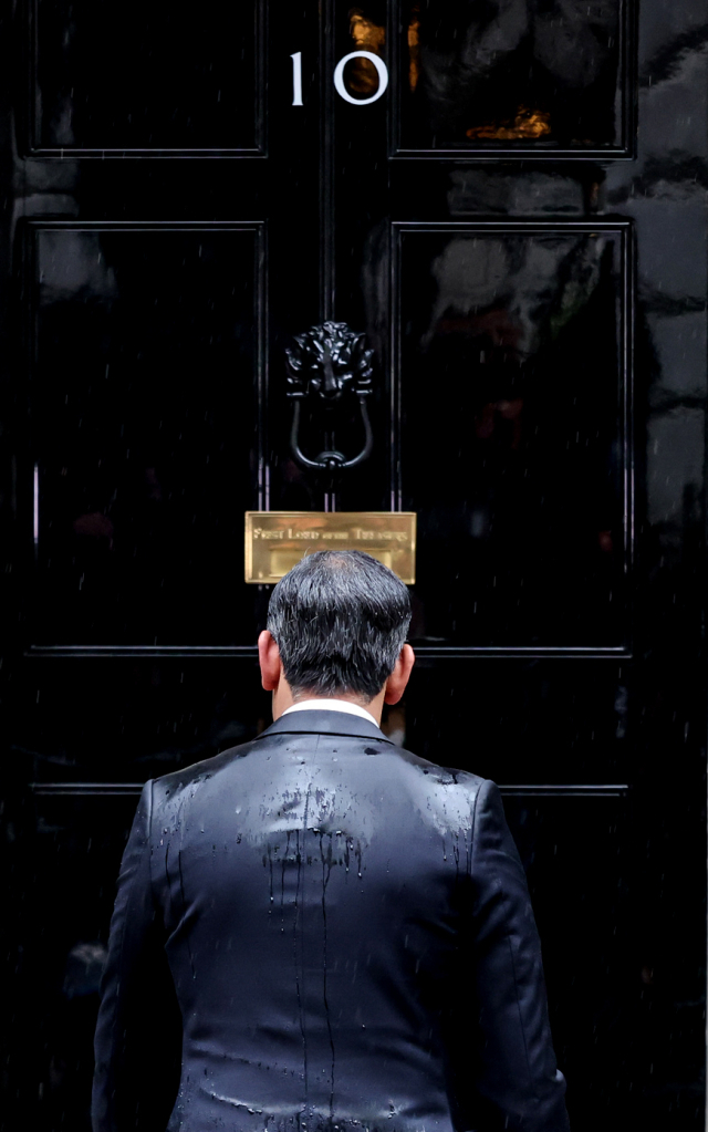 리시 수낵 영국 총리가 22일(현지시간) 총리 관저인 런던 다우닝가 10번지 앞에서 조기 총선 계획을 밝힌 뒤 관저로 들어가고 있다./신화 연합뉴스