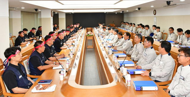 현대자동차 노사가 23일 울산공장 본관 동행룸에서 2024년 임금협상 교섭 상견례를 가졌다. 이날 상견례에는 이동석 현대차 대표이사와 장창열 전국금속노조위원장, 문용문 현대차 노조지부장 등 노사 교섭 대표 약 70명이 참석했다. 사진제공=현대자동차