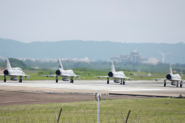 대만 공군 전투기가 23일 대만 신주에 위치한 신주공군기지에서 이륙을 준비하고 있다. 로이터연합