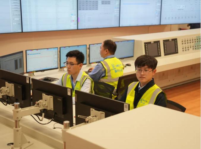 중국 하이난성 창장 원자력발전소에 위치한 세계 최초의 상업용 소형모듈원전(SMR) 링룽 1호의 주통제실이 최근 시험 가동에 돌입했다. 바이두 캡처