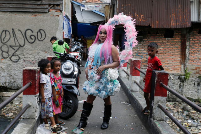 지난해 12월17일 인도네시아 자카르타의 한 전통시장에서 트랜스젠더 여성 아구스티나(41)가 트랜스 슈퍼 히어로 패션쇼에 앞서 포즈를 취하고 있다. 로이터 연합뉴스