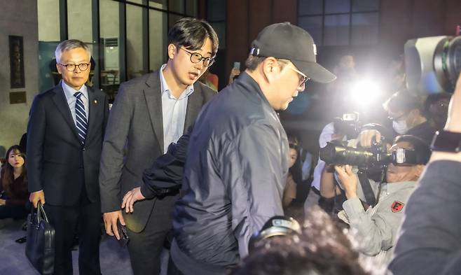 '음주 뺑소니' 혐의를 받는 트로트 가수 김호중이 21일 오후 서울 강남경찰서에서 조사를 마친 뒤 귀가하고 있다. ⓒ연합뉴스