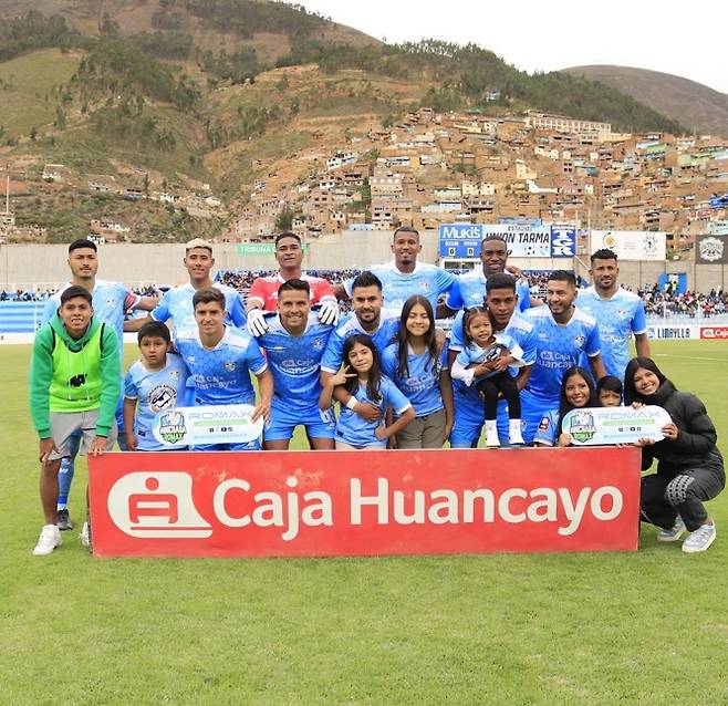 페루 매체 '라 레푸블리카'는 22일(한국시간) "페루 1부리그에서 5위를 기록 중인 ADT(타르마)에서 활약하고 있는 최구름이 내달 14일 미국에서 개막하는 코파아메리카 페루대표팀 예비엔트리에 승선했다"는 소식을 보도했다. 이어 "한국 출신 최구름이 페루를 위해 뛸 것으로 보인다. 그는 호르헤 포사티 감독에 의해 깜짝 선택을 받았다. 그는 2024년 리그에서 좋은 성적을 거두고 있는 ADT에서 센터백으로 활약하고 있다"고 덧붙였다. 최구름은 올 시즌 리그 15경기, 컵대회 1경기에 출전하며 팀의 주전 수비수로 활약하고 있다. / 사진=ADT SNS