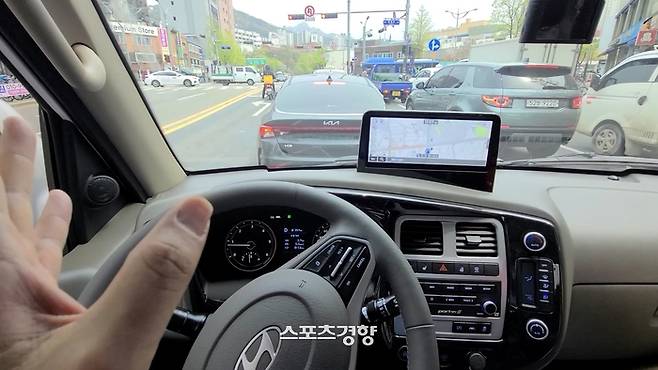 포터2 LPG 1톤 트럭 실내. 도심 주행시에서도 정숙한 주행을 이어 나갈 줄 안다. 사진 | 손재철기자