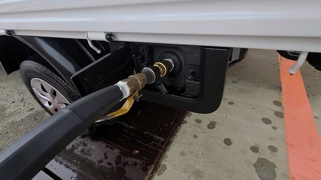포터2 LPG. 모든 LPG 차량들은 LPG 전용 밸브와 커넥트가 이런 식으로 체결된다. 사진  | 손재철기자