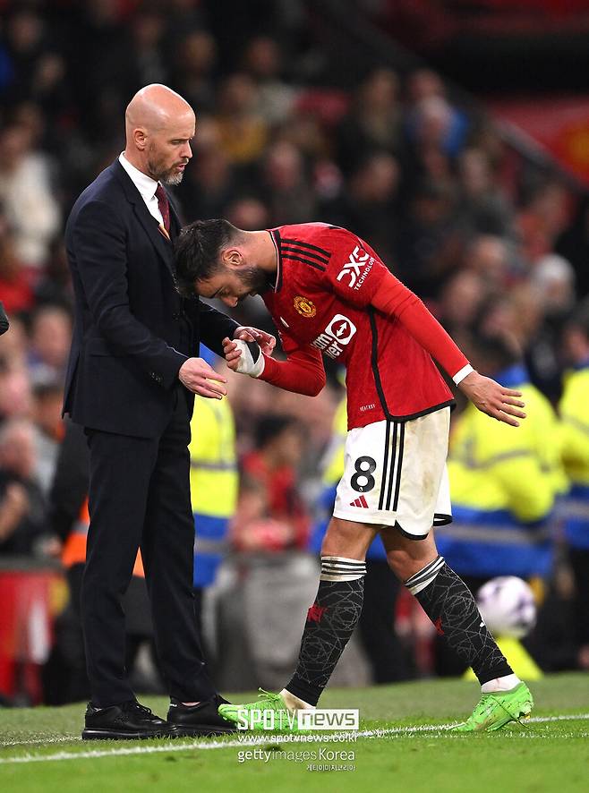 ▲ 텐 하흐 감독은 2022년 아약스에서 맨체스터 유나이티드 지휘봉을 잡았다. 2022-23시즌 초반에 흔들렸지만 빠르게 팀을 재정비했다. 크리스티아누 호날두를 1군에서 제외하는 초강수 등으로 팀을 장악했고 유럽축구연맹(UEFA) 챔피언스리그 진출과 9년 만에 리그컵 우승을 해냈다. 하지만 두 번째 시즌에 부진을 반복했고 경질론에 휩싸였다. 맨체스터 지역지 '이브닝스탠다드'는 23일(한국시간) "우리가 파악한 바에 따르면, 텐 하흐 감독 미래는 아직 결정된 것이 없다. 하지만 매니저(manager)에서 헤드코치(head coach)로 역할은 변경된다"라고 알렸다