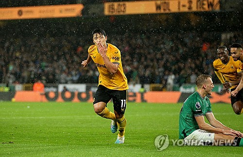 축구 통계 사이트 후스코어드닷컴은 22일 지난 시즌과 비교했을 때 이번 시즌 프리미어리그에서 가장 많이 발전한 선수 10인 중 울버햄튼 원더러스 공격수 황희찬을 뽑았다. 지난 시즌 리그에서 3골 1도움만 기록해 방출 가능성까지 거론됐던 황희찬은 이번 시즌 기량을 만개해 리그에서 12골 3도움을 올려 커리어 하이 시즌을 보내면서 프리미어리그에서 가장 많이 발전한 선수 4위에 올랐다. 올시즌 뛰어난 활약상을 펼친 황희찬은 울버햄튼과 재계약까지 맺었고 급여도 2배 이상 늘어났다. 연합뉴스