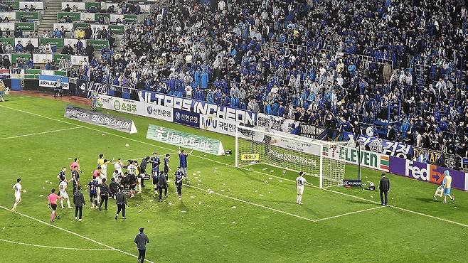 인천 서포터스가 내던진 물병 (인천=연합뉴스) 설하은 기자 = 지난 11일 인천축구전용경기장에서 열린 하나은행 K리그1 2024 12라운드 원정 경기장에 물병들이 던져져있다. 
    이날 서울과 인천의 경인더비에서는 경기 내내 양 팀 선수들의 거친 몸싸움과 신경전이 벌어졌다. 2024.5.12 soruha@yna.co.kr