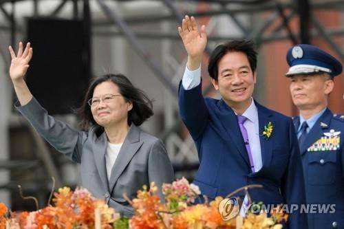 취임식서 손 흔드는 라이칭더 대만 총통 (타이베이 AFP=연합뉴스) 라이칭더 신임 대만 총통(오른쪽)이 20일 타이베이에서 열린 취임식 행사에서 차이잉원 전 총통과 함께 손을 흔들고 있다. 대만 외교부는 이날 취임식에 51개국 대표단, 500명 이상의 해외 귀빈이 참석한다고 밝혔다. 2024.05.20
passion@yna.co.kr
