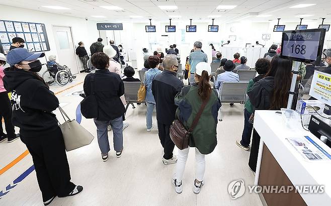 휴진 예고에도 붐비는 대형병원 채혈실 (서울=연합뉴스) 김성민 기자