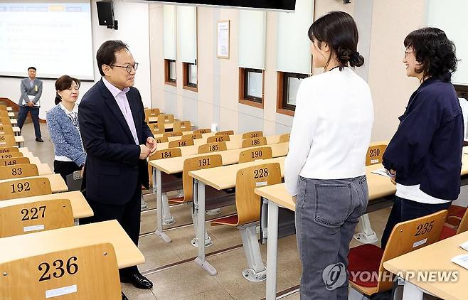 김승호 인사혁신처장, 지역인재 7급 수습직원 선발 면접시험장 점검 (서울=연합뉴스) 김승호 인사혁신처장이 10일 '2024년도 전국 지역인재 7급 수습직원 선발 면접시험'이 치러진 경기도 과천 국가공무원인재개발원을 방문해 시험 관계자들과 대화를 나누고 있다. 2024.5.10 [인사혁신처 제공. 재판매 및 DB 금지] photo@yna.co.kr