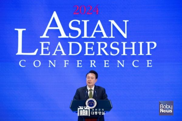 22일 서울 신라호텔에서 개최된 아시안리더십콘퍼런스 개회식에서 인사말을 하고 있는 윤석열 대통령. ⓒ대통령실