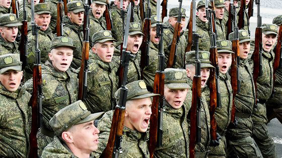 러시아군 생도들이 지난달 26일 상트페테르부르크 광장에서 열린 전승절 열병식 리허설에 참가했다. (사진=AFP 연합뉴스)