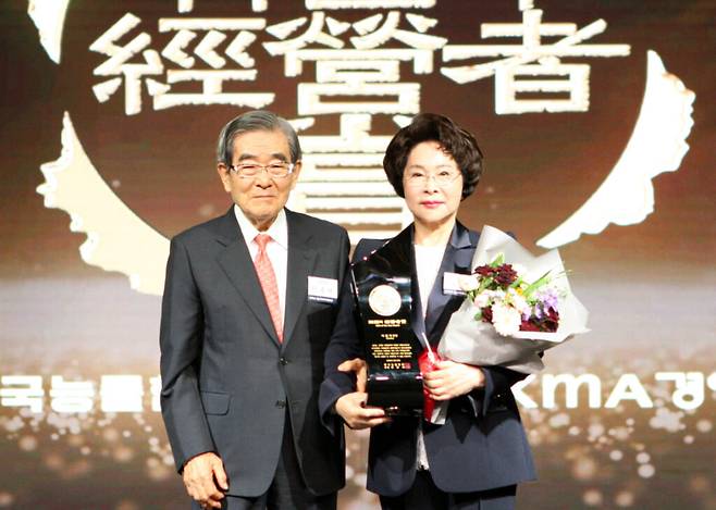 지난 24일 한국의 경영자상을 수상한 가천대 이길여 총장(오른쪽)이 이봉서 한국능률협회장(왼쪽)과 기념사진을 촬영하고 있다. [사진=가천길재단]