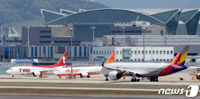 인천국제공항 계류장에 아시아나항공과 저비용항공사 여객기가 이륙을 준비하고 있다. 2022.5.16/뉴스1 ⓒ News1 민경석 기자
