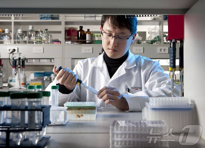 동제약 연구원이 중앙연구소에서 신약 개발 연구를 진행하고 있다.(일동제약 제공)/뉴스1 ⓒ News1