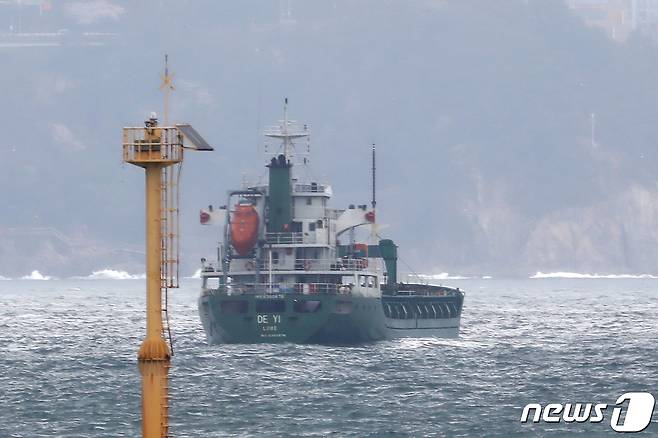 지난달 부산 서구 암남공원 앞바다 묘박지에 대북제재 위반 행위에 연루된 것으로 의심받는 3000톤급 화물선 'DEYI'호가 정박해 있는 모습으로 기사 내용과는 무관함./뉴스1 ⓒ News1 윤일지 기자