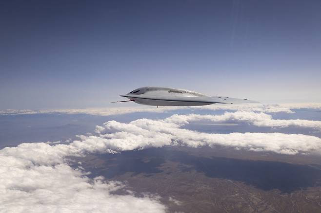 22일(현지시간) 미국 공군이 차세대 스텔스 폭격기 'B-21 레이더'의 시험비행 사진을 처음 공개했다. 2024.05.22/ (미 공군 제공)