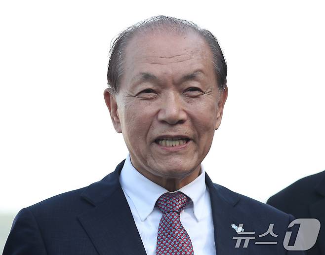 황우여 국민의힘 비상대책위원장이 23일 오후 경남 양산시 하북면 평산마을 문재인 전 대통령 사저를 방문해 문 전 대통령을 예방한 뒤 백브리핑을 하고 있다. 2024.5.23/뉴스1 ⓒ News1 윤일지 기자