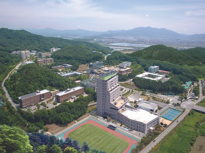 24일 한국교통대학교는 오는 28일 치과대학 설립을 위한 정책토론회를 연다고 밝혔다. 사진은 교통대 충주캠퍼스 전경.(자료사진)/뉴스1