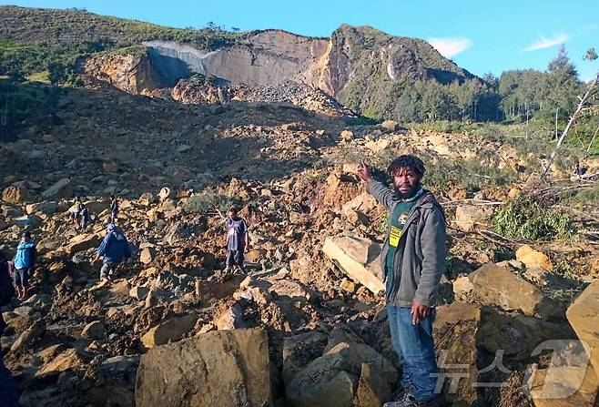 24일(현지시간) 파푸아뉴기니에서 산사태가 발생한 가운데 현장에 사람들이 모여 있다. 2024.05.24/뉴스1 ⓒ AFP=뉴스1 ⓒ News1 조소영 기자