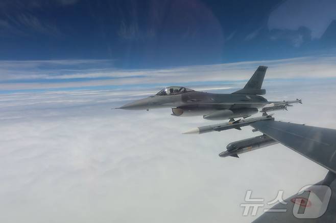 23일(현지시간) 중국 군의 대만을 사실상 포위하는 대규모 군사 훈련에 대응해 대만 공군 F-16 전투기가 비행을 하고 있다. 2024.05.24 ⓒ AFP=뉴스1 ⓒ News1 우동명 기자