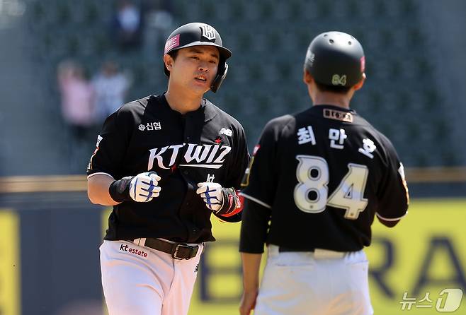 12일 오후 서울 송파구 잠실야구장에서 열린 프로야구 '2024 신한 SOL 뱅크 KBO리그' kt 위즈와 두산 베어스의 경기, 1회초 1사 주자없는 상황 kt 문상철이 두산 선발투수 최준호 상대 솔로홈런을 쏘아올린 뒤 최만호 코치와 기쁨을 나누고 있다. 2024.5.12/뉴스1 ⓒ News1 이동해 기자