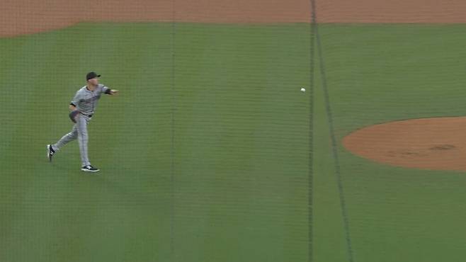 애리조나 조 맨티플라이가 1회말 오타니 쇼헤이의 번트를 잡아 1루로 던지고 있다. 사진=MLB.TV 캡처