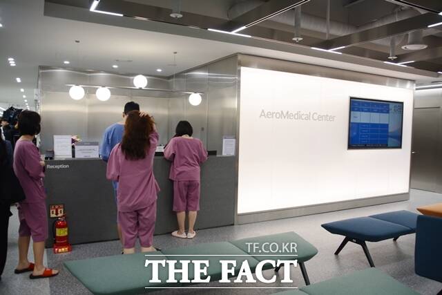 23일 대한항공 서울 강서구 본사에 위치한 '항공의료센터'에서 대한항공 임직원들이 건강검진 접수를 하고 있다. /김태환 기자