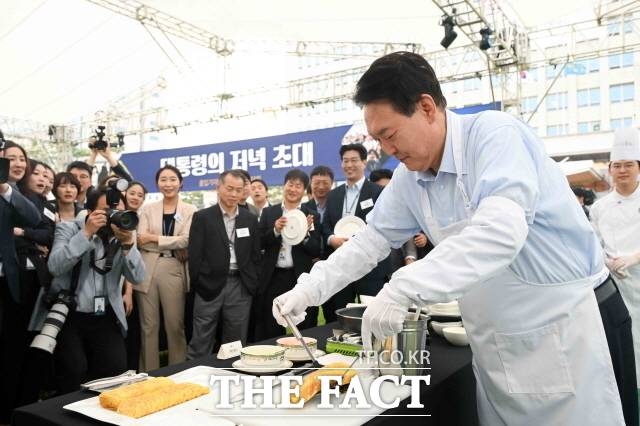 윤 대통령이 24일 서울 용산 대통령실 잔디마당에서 열린 출입기자단 초청 만찬 간담회에 참석해 계란말이를 만들고 있다. 윤 대통령은 마무리 발언에서 "언론인의 조언과 비판도 많이 듣고 국정운영을 해나가겠다"고 했다. /대통령실 제공