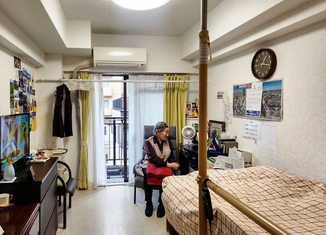 일본 가나가와현 가와사키시에 위치한 노인주택 '테레사케어홈'에 사는 후쿠모토 미오 할머니(90)가 방안에서 휴식을 취하고 있다. 사진=박유진 기자