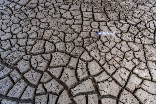가뭄으로 메마른 신드파나강 바닥 균열. [사진출처=AP연합뉴스]
