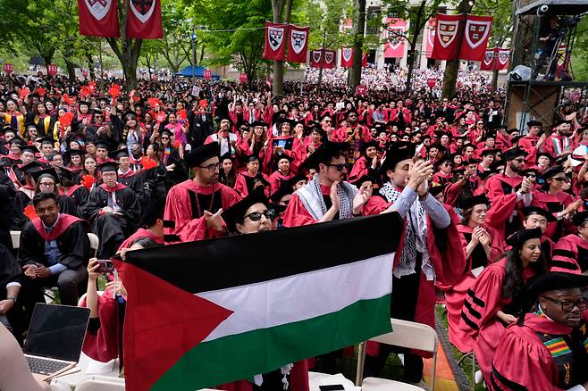 23일 열린 미 하버드대 졸업식에서 일부 학생들이 팔레스타인 국기를 펼쳐들고 있다./AP 연합뉴스