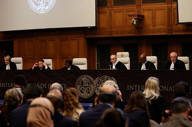 국제사법재판소(ICJ) 판사들이 24일 네덜란드 헤이그에서 이스라엘에 가자지구 라파 공격을 중단하라는 내용의 임시 긴급조치를 명령하고 있다. /로이터