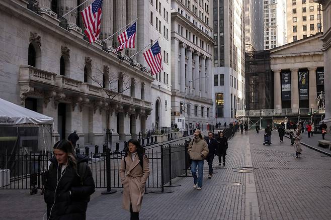 뉴욕 시민들이 월가에 위치한 뉴욕증권거래소(NYSE) 앞을 지나고 있다. /AP