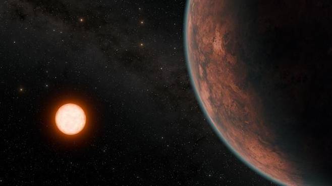 호주 서던퀸즈랜드대 천체물리학센터 연구진이 관측한 외계행성 '글리제 12b' 상상도(오른쪽). 왼쪽에 보이는 밝은 천체가 이 행성이 공전하는 적색왜성인 글리제 12이다./NASA