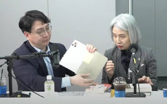 권성희 변호사가 23일 공개된 유튜브 채널 매불쇼에 출연해 최재영 목사가 김건희 여사에게 선물한 책을 펼쳐 보이며 설명하고 있다. '매불쇼' 갈무리