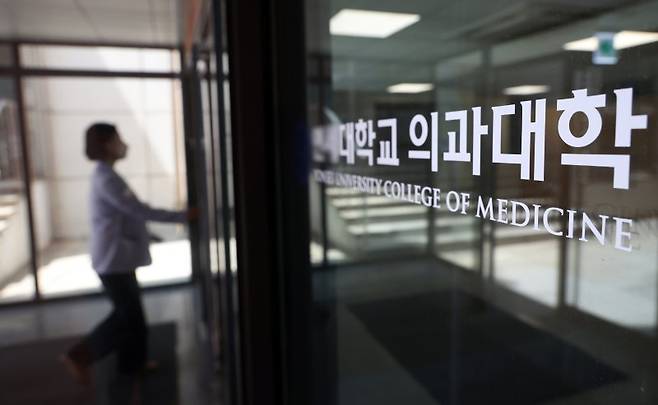 24일 한국대학교육협의회는 2025학년도 대입전형 시행계획 변경 사항을 심의·확정한다. 지난 23일 서울 시내 한 의과대학에서 관계자가 이동하고 있는 모습. /사진=뉴시스