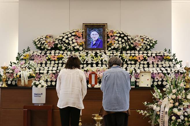 22일 오전 별세한 신경림 시인의 추모제를 앞둔 24일 오후 빈소가 마련된 서울 종로구 서울대병원 장례식장을 찾은 시민들이 고인을 추모하고 있다. 신소영 기자 viator@hani.co.kr