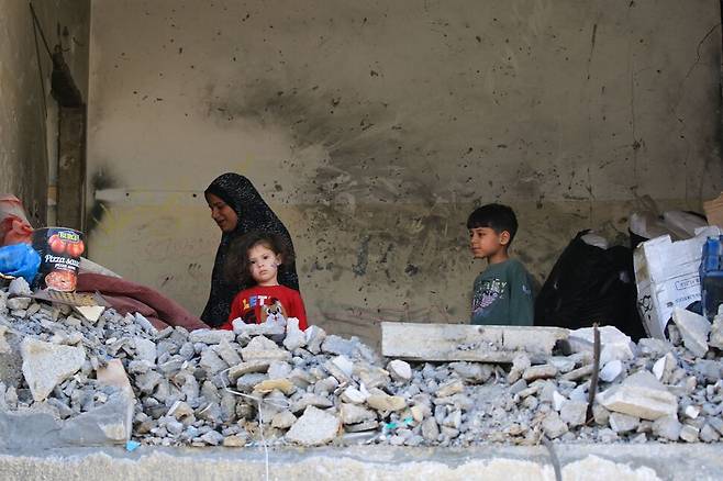 2024년 5월22일 팔레스타인 땅 가자지구 최남단 라파에서 주민들이 이스라엘군의 공습으로 무너진 건물을 살피고 있다. AFP 연합뉴스