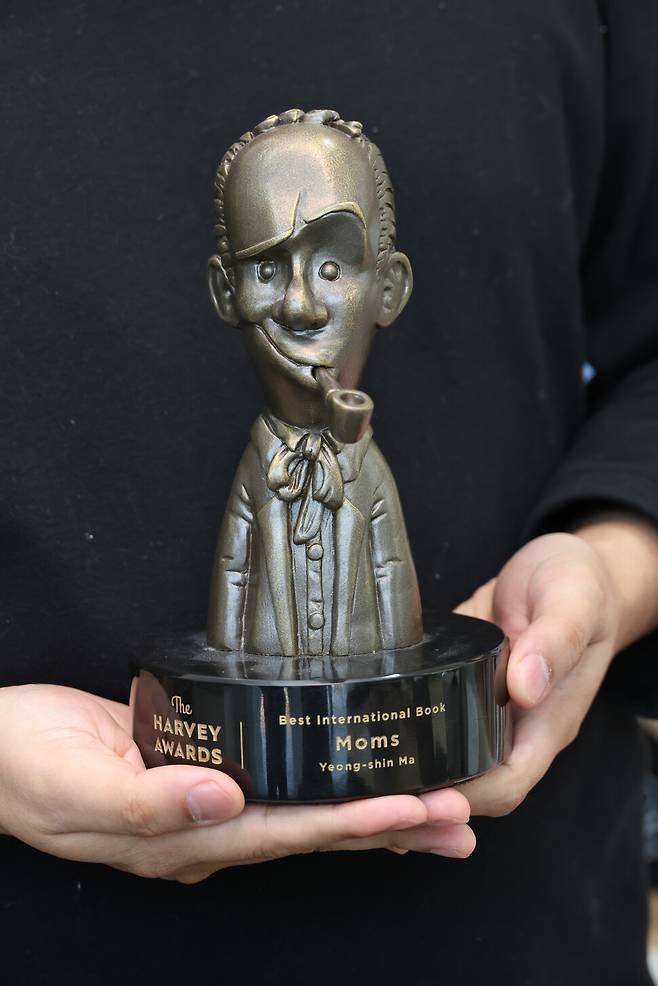 마영신 작가가 <엄마들>로 받은 2021년 하비상 ‘최고의 국제도서’ 트로피를 손에 들고 있다. 류우종 기자 wjryu@hani.co.kr