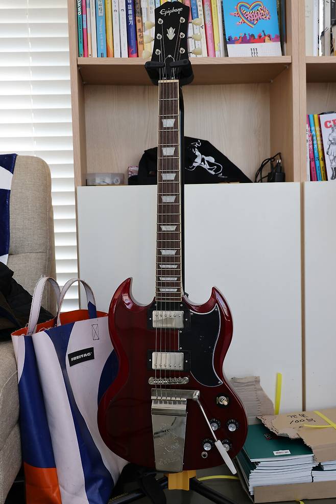 작업실 한쪽에 거치돼 있던 전자기타가 락 만화를 그리기 위해 구입한 것이라고 했다. 류우종 기자 wjryu@hani.co.kr