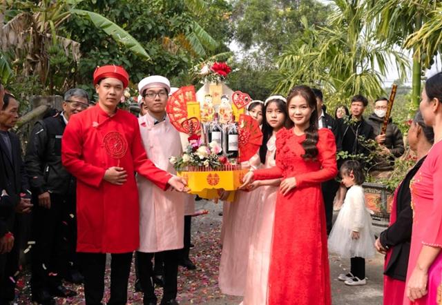 지난달 12일 베트남 중북부 탄호아성에서 베트남식 결혼식 피로연이 진행되고 있다. 탄호아=허경주 특파원