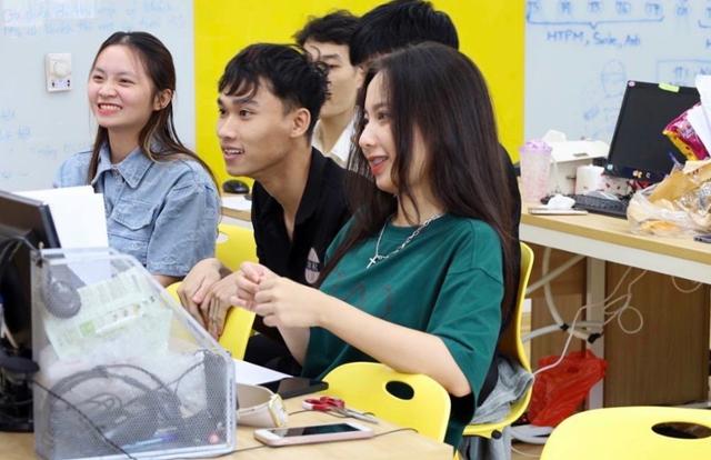 베트남 하노이에서 헤드헌터로 일하는 24세 여성 레하짠(오른쪽)이 직원들과 대화하고 있다. 짠처럼 동남아시아 지역 여성들의 교육 수준과 사회 진출이 높아지면서 자녀보다 일을 통한 자아실현을 더 중요한 삶의 가치로 선택하는 사람들도 늘고 있다. 짠 본인 제공