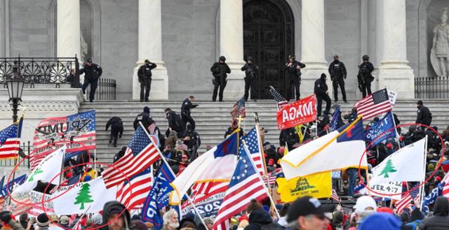 트럼프 전 대통령 지지자들이 2021년 1월 6일 대선 패배에 불복해 일으킨 워싱턴 국회의사당 폭동에서 '천국에의 호소' 깃발을 들고 있다. 엑스(X) 캡처