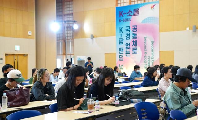 22일 천안 독립기념관에서 열린 천안K-컬처박람회장에서 K-웹툰 산업컨퍼런스 참가자들이 한국 웹툰의 미래 전략 방안 등을 놓고 열띤 토론을 벌였다. 천안=윤형권 기자