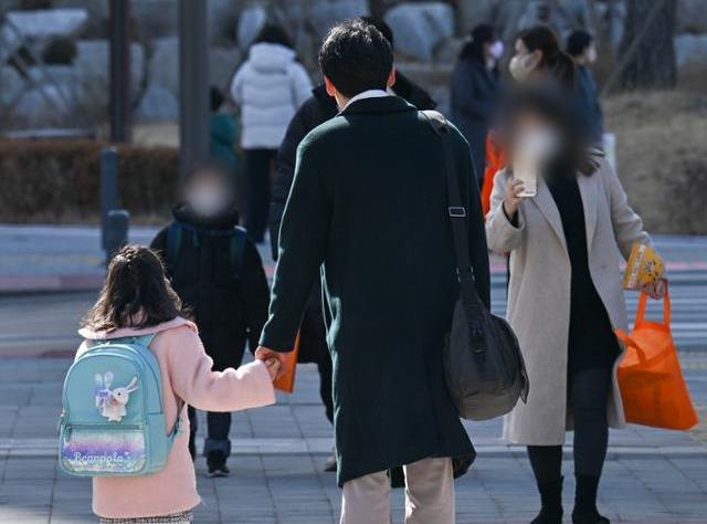 기사 내용과 관련 없는 사진. 서울 강동구 한 초등학교에서 입학식이 열린 지난해 3월 2일 한 초등학생이 아빠 손을 잡고 등교하고 있다. 최주연 기자