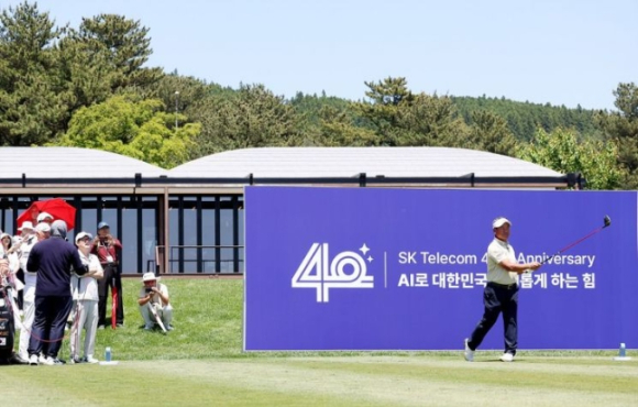 지난 15일 'SK텔레콤 채리티 오픈'에 참가한 최경주(오른쪽) 선수가 티샷을 날리고 있다. [사진=SKT]